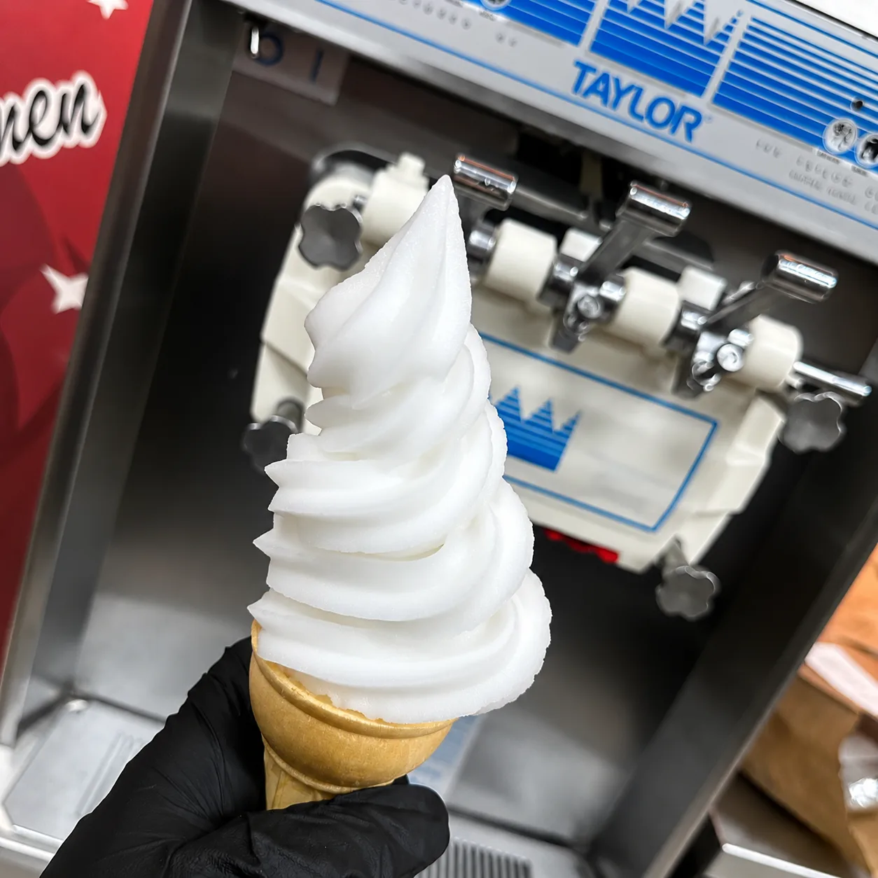 Glace Créponné servie au cornet